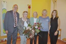 Bürgermeister Jörg Weber, die erste Leiterin des Kinderspielkreises, Ilse Meiske aus Reinfeld, Gründungsmitglied Christa Ehler, die heutige Leiterin Britta Struck sowie die Vorstandsvorsitzende Katja Scheef (v.l.n.r.).